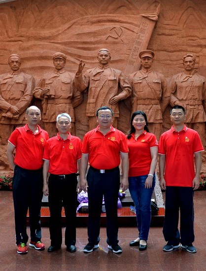 8，黨委委員在百色起義紀念館內合影.jpg