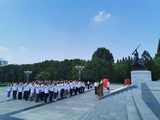 敬獻(xiàn)花圈 重溫入黨誓詞.jpg 敬獻(xiàn)花圈 重溫入黨誓詞.jpg